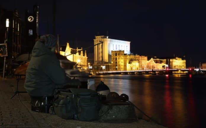 Rybaření v nočním Amsterdamu