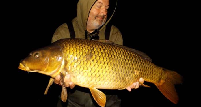 Noční úlovek kapra při chytání na položenou s boilies