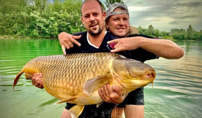 Rybář Tomáš Krist a jeho úlovek velkého kapra šupináče v Chorvatsku