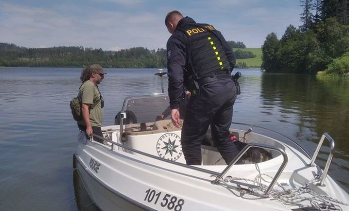 Policie a rybářská stráž při společné kontrole na Slezské Hartě