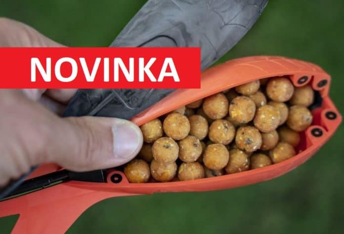 Rybář naplnil zakrmovací raketu Wolf X Spod kuličkami boilies