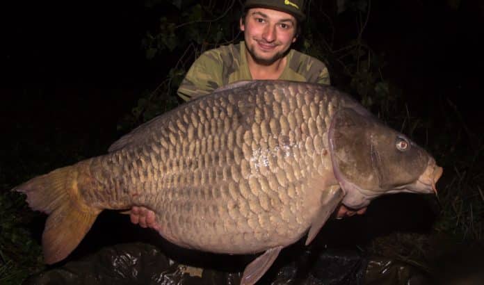 Kapitální úlovek dvoubarevného kapra two tone na svazové vodě