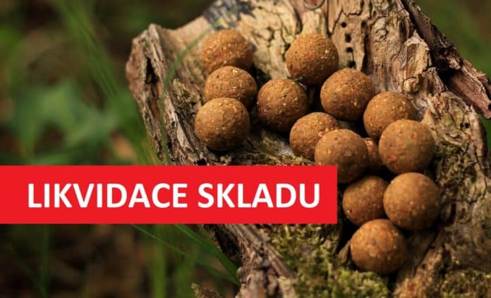 Kuličky boilies položené ve vydlabaném kmeni stromu