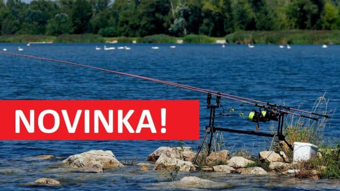 Nahozené pruty položené na rybářském stojanu, který stojí na kamenech ve vodě