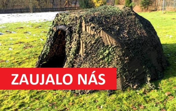 Rybářský bivak maskovaný vojenskou plachtou