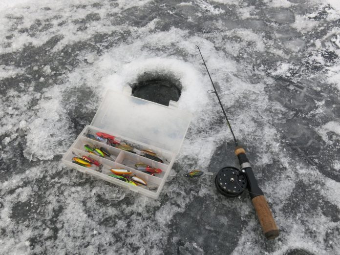 Rybaření na dírkách na ledu s pomocí umělých nástrah