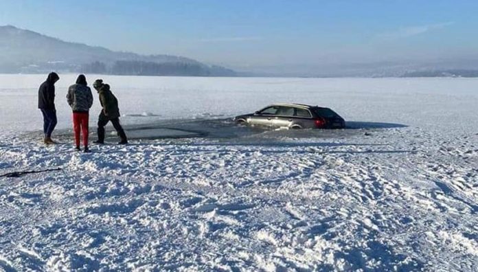 Propadnutý automobil v ledu na přehradě Orava na Slovensku