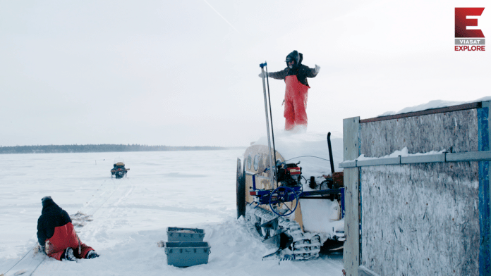Rybáři loví ryby na ledu v zimě v Kanadě