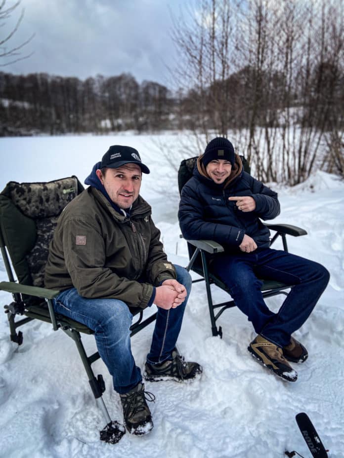 Rybářský rozhovor mezi rybáři Janem Hubkou a Rafanem v zamrzlé krajině