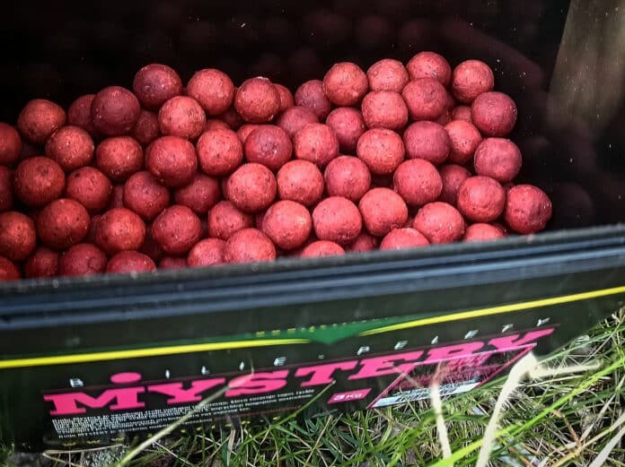 Kuličky boilies Jet Fish Mystery v kbelíku