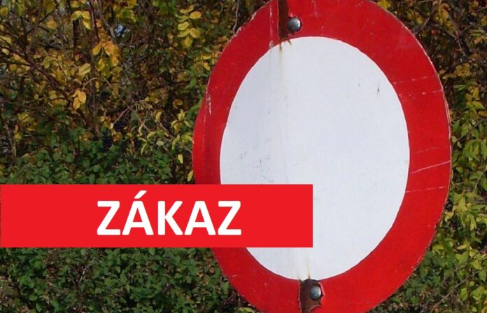 Značka zákaz vjezdu v přírodě