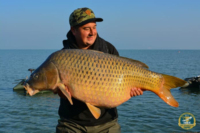 Rybář Jakub Fabian ulovil velkého kapra na Balatonu