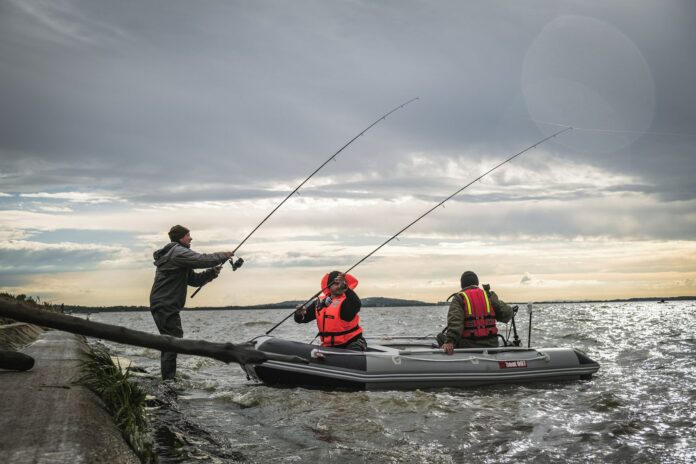 Rybáři vyvážejí udice na velkém jezeře