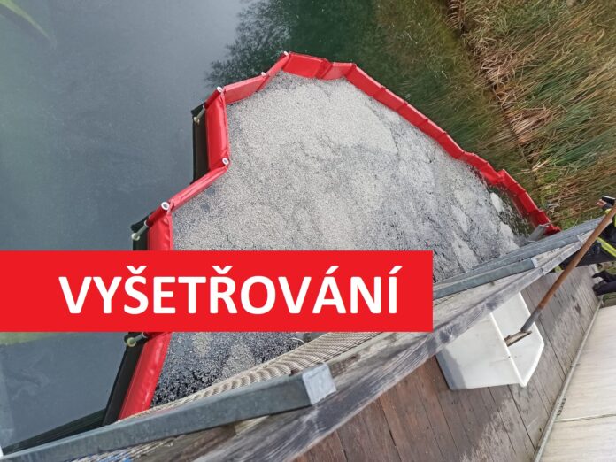 Ropná skvrna v jezeře s rybami