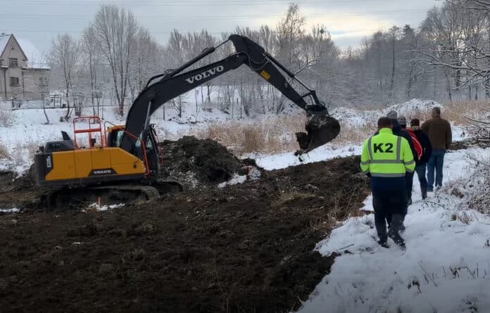 Bagr bagruje na chovném rybníku Pašůvka