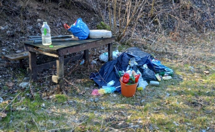 Nepořádek u vody na Vrbickém jezeře u Ostravy