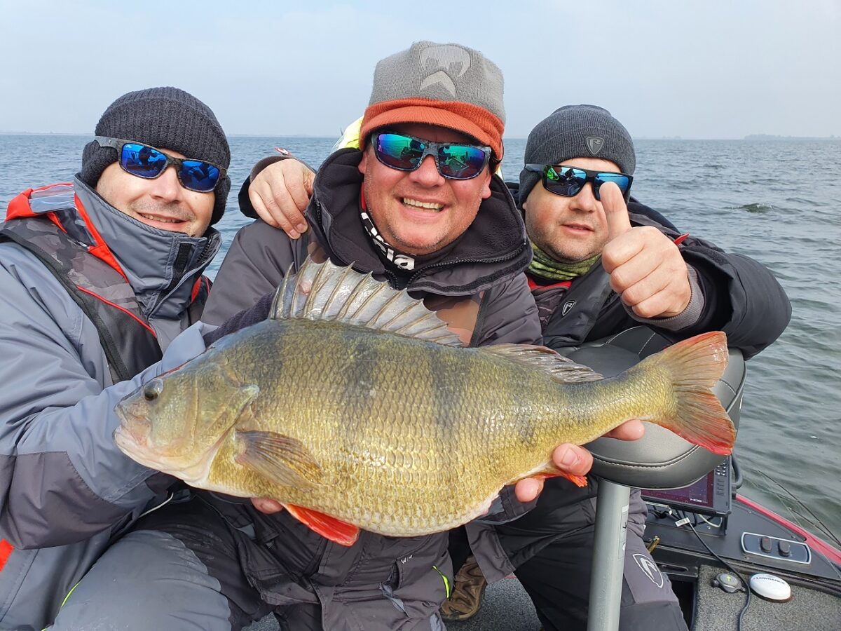 Čeští rybáři s trofejním okounem o délce 51 centimetrů