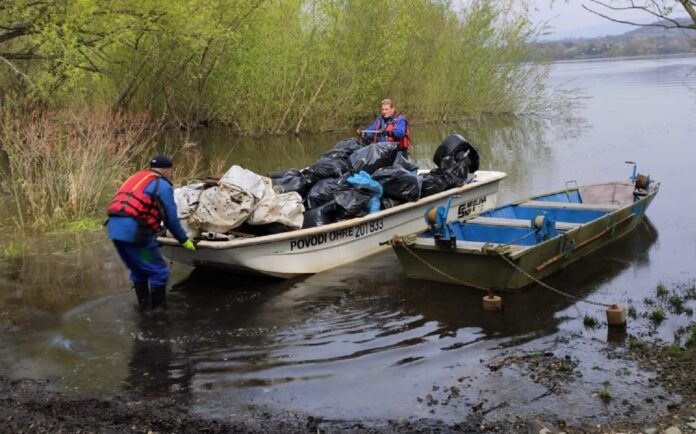 Rybáři sváží odpadky v igelitových pytlích na Nechranicích
