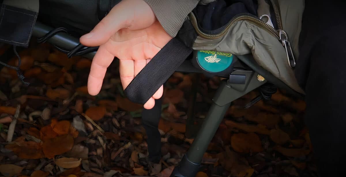 Popruhy k ukotvení spacáku na rybářském lehátku