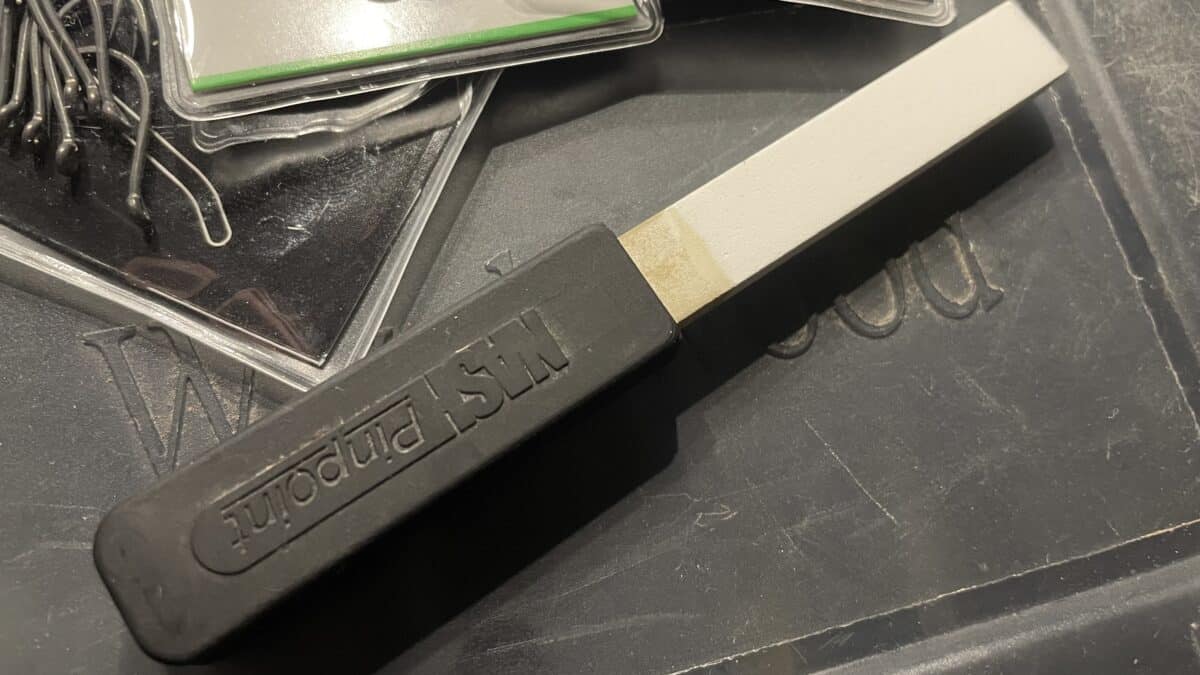 Brousek na háčky je užitečná pomůcka, kterou by měl mít ve své výbavě každý rybář