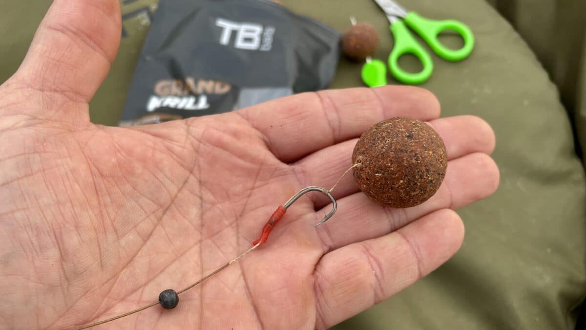 Zatížení háčku v jeho spodní části pomocí bročku a vlasové rovnátko pomáhají k jeho správnému otáčení