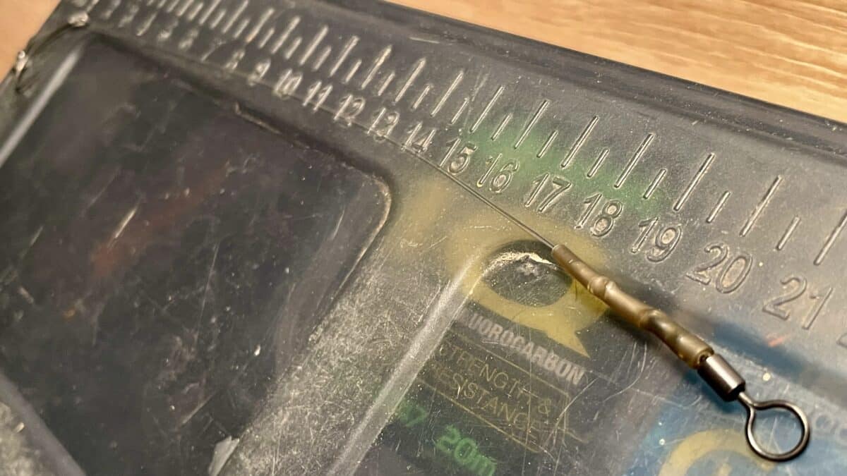 Při nahazování je ideální délka návazce kolem 20 centimetrů