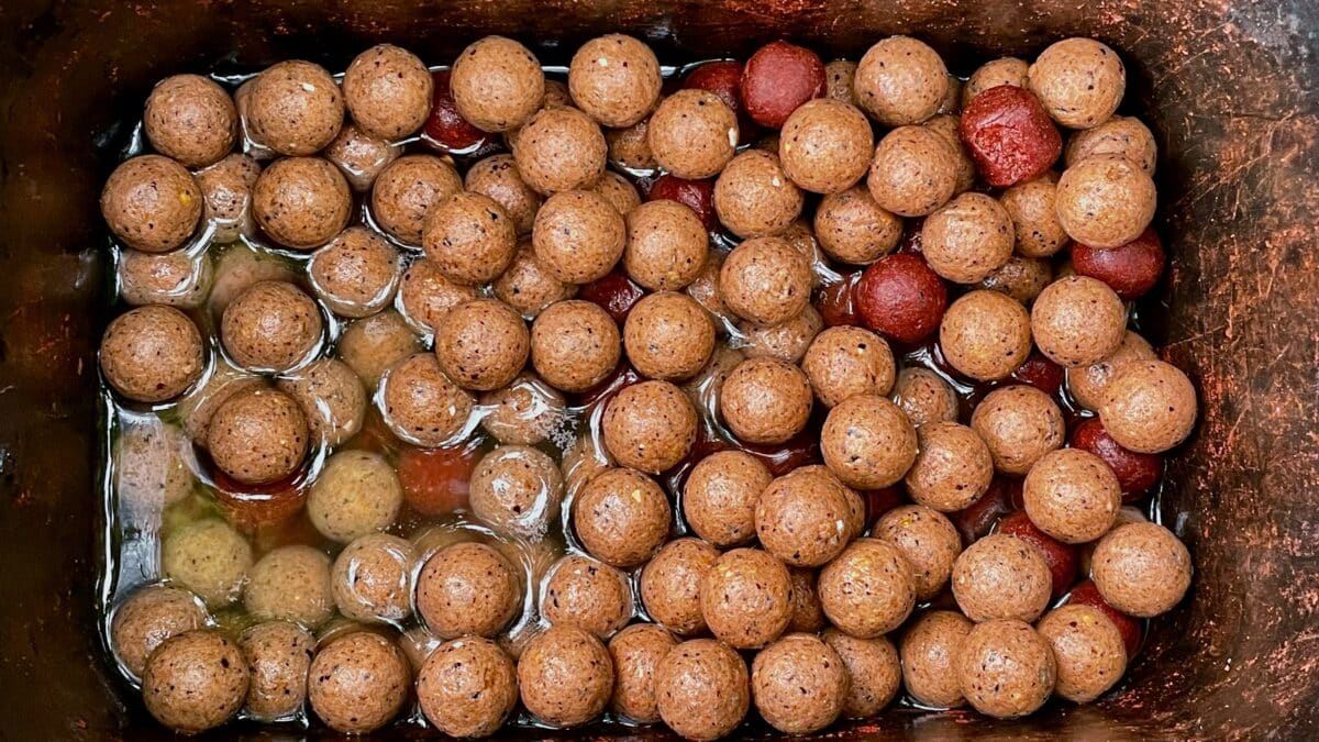 Při krmení použijte kombinaci ekonomicky výhodného a prémiového boilie