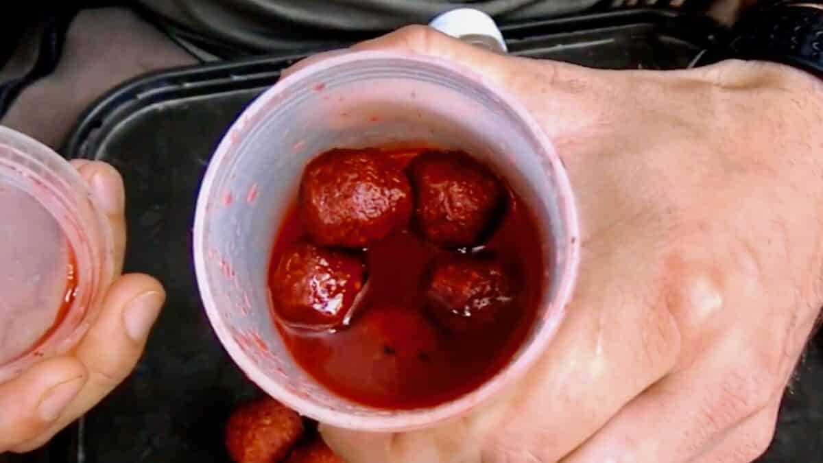 Pokud nástrahu chcete odlišit od té na dně, použijte boilie zalité atraktory s krabí příchutí!